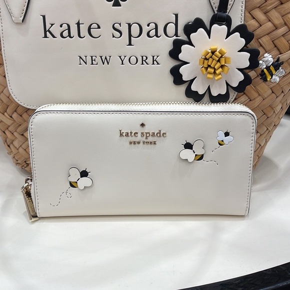 Kate Spade honey bee large continental wallet
PARCHMENT MULTI - Picture 6 of 16